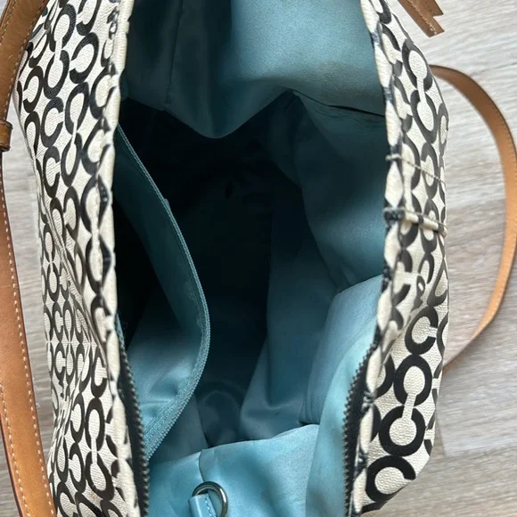 Coach crossbody or shoulder bag! Perfect size 13.5 “ tall x 14” wide. Vintage - Picture 5 of 6